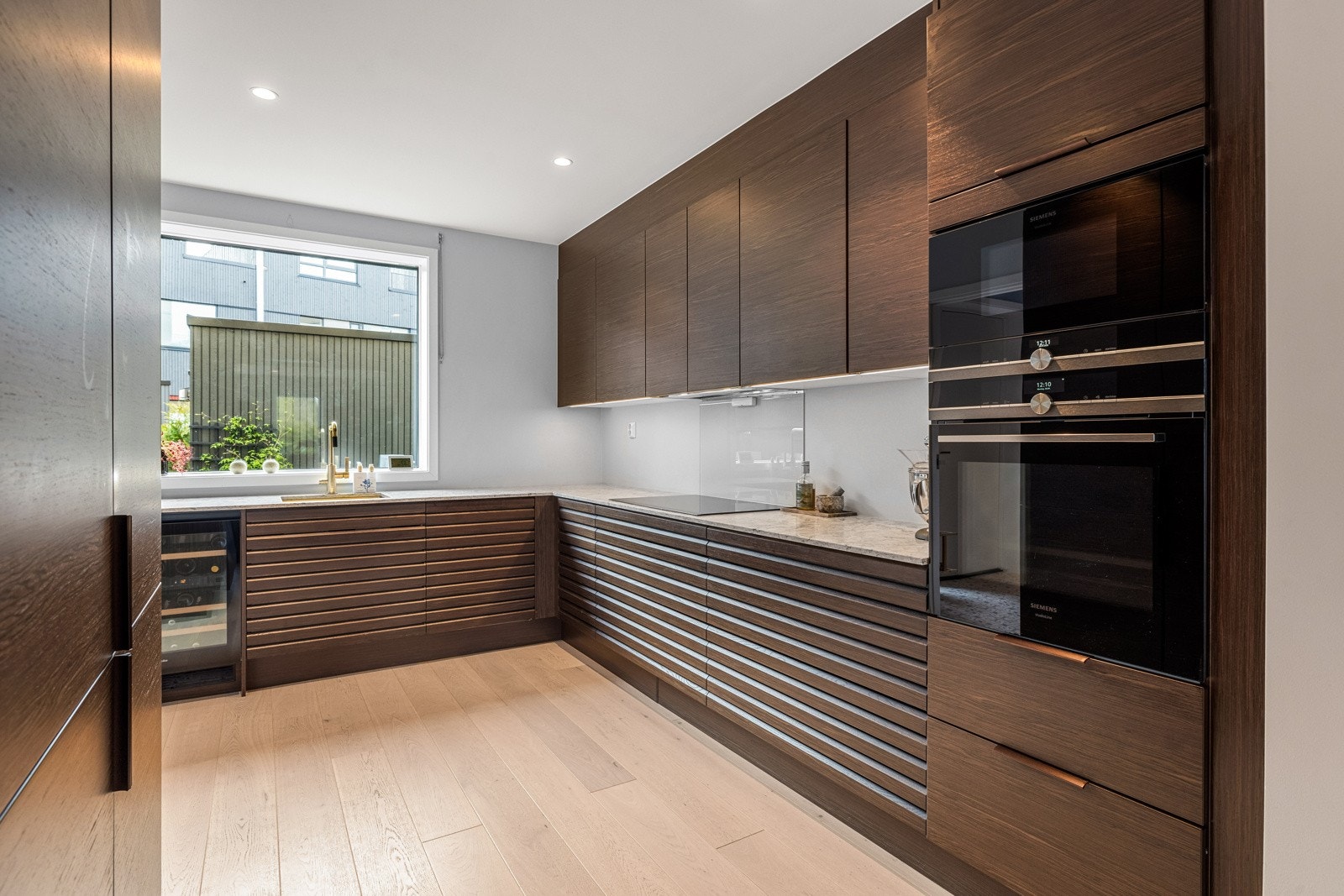 Lekkert og påkostet HTH kjøkken komplett utstyrt med integrerte hvitevarer som induksjonsovn, stekeovn, mikro og vinskap. Galleribilde