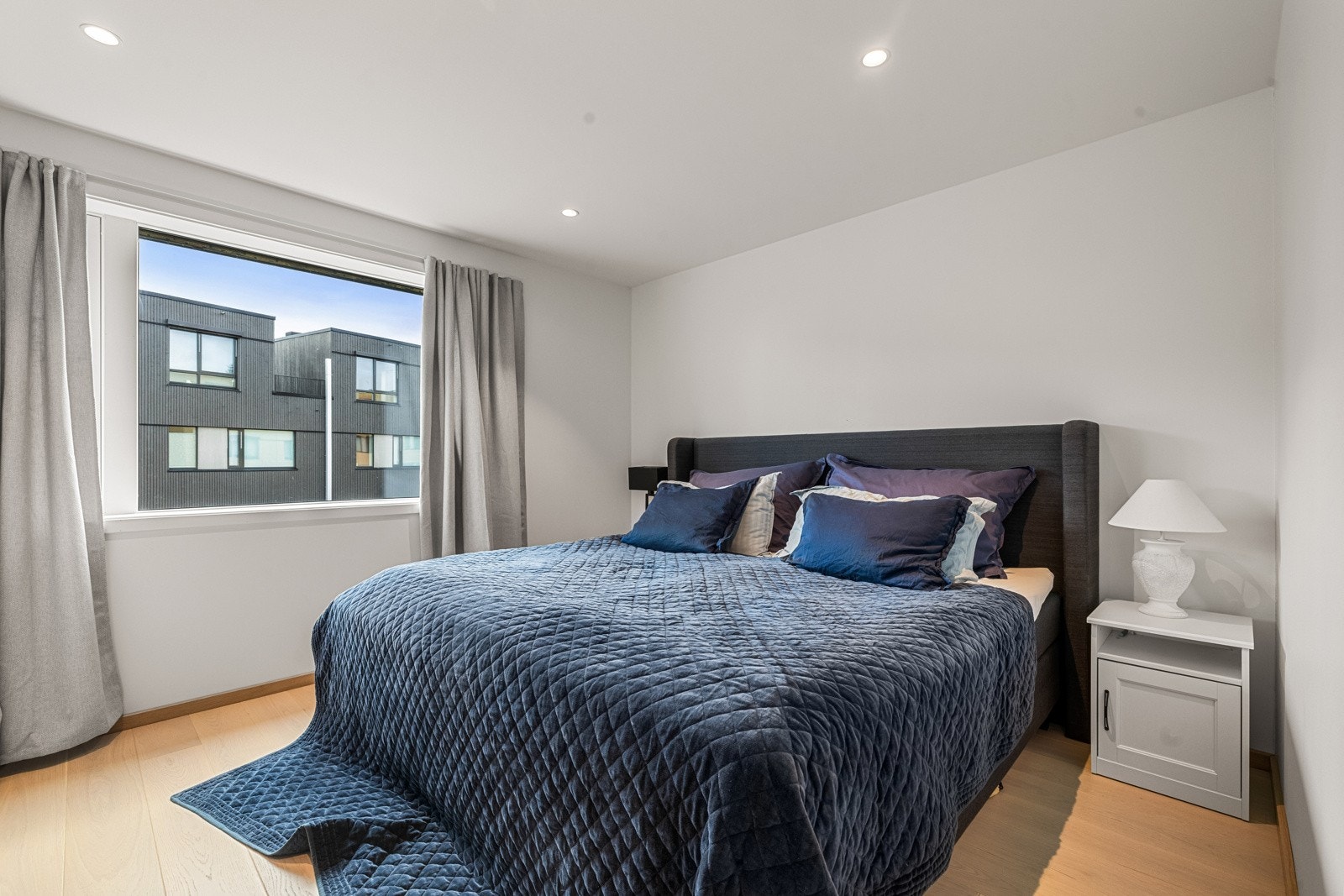 I andre etasje er det familietilpasset planløsning med tre soverom. Galleribilde