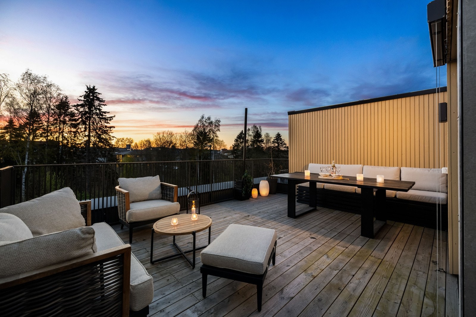 På toppen av huset ligger den store og solrike takterrassen som virkelig blir et samlingspunkt på sommerstid. Galleribilde