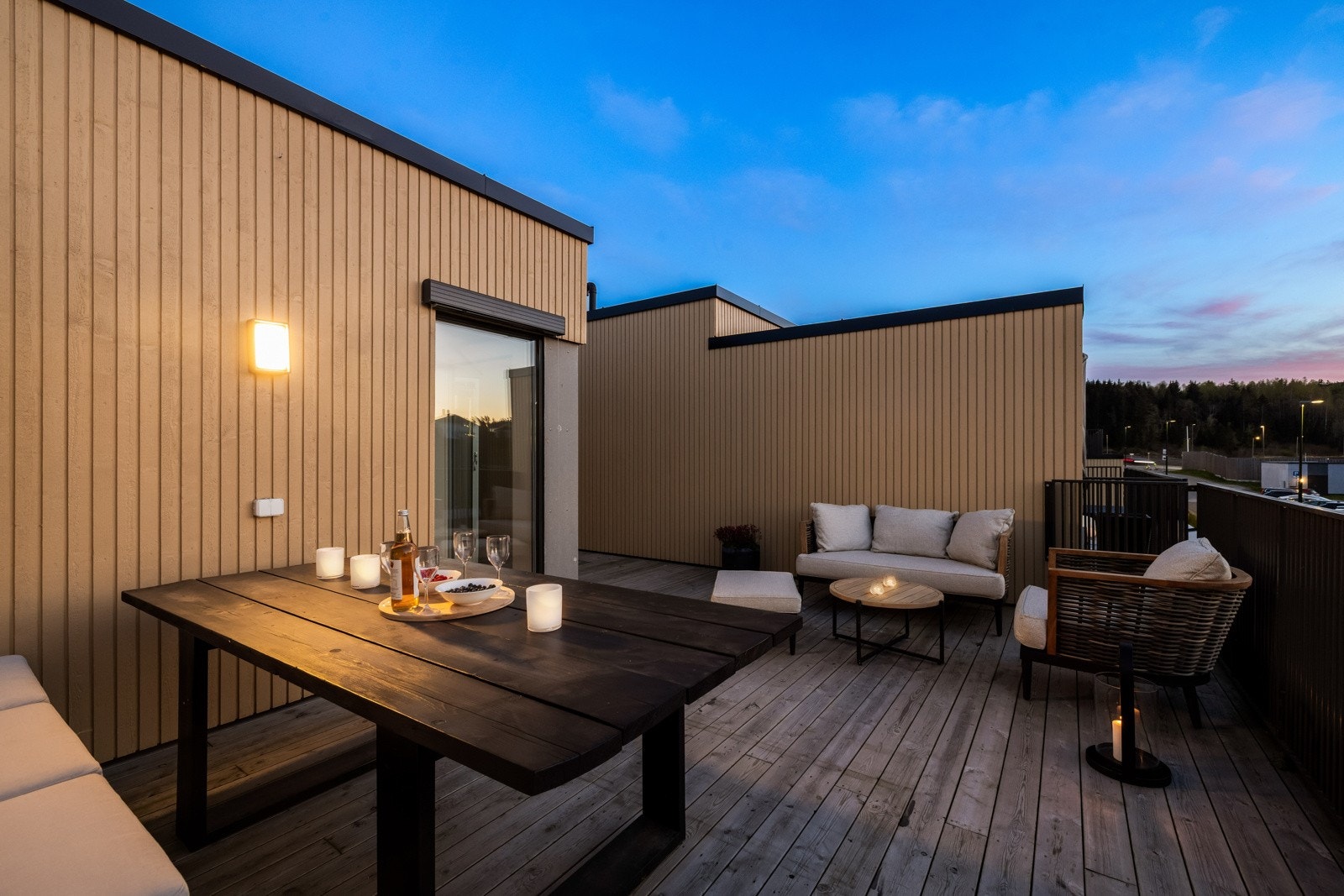 Takterrassen kan innredes med flere sosiale soner, med for eksempel lounge og spisebord. Galleribilde