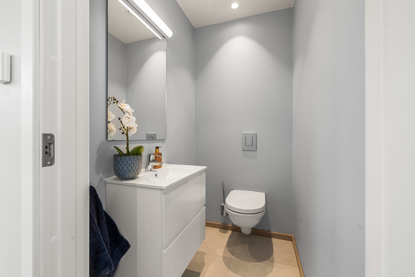 I toppetasjen er det toalettrom og stue. Galleribilde