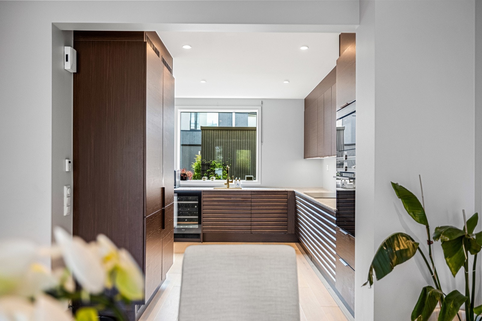 Innerst i rommet ligger et lekkert og påkostet kjøkken. Galleribilde