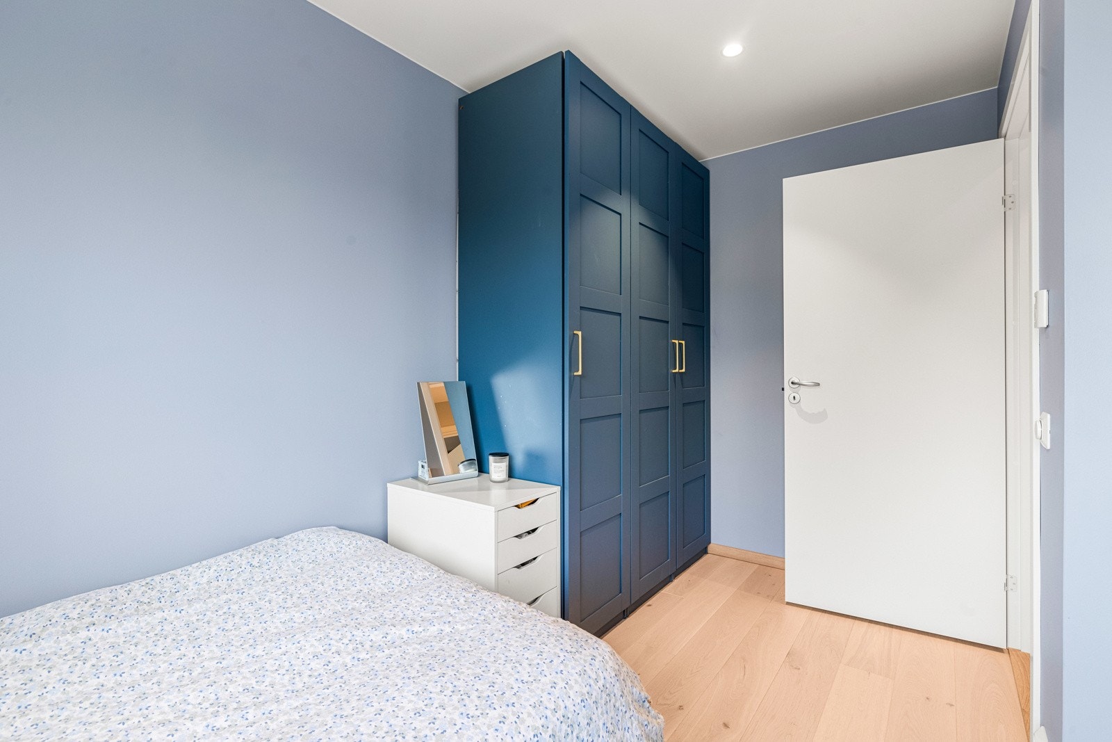 Det er montert garderobeskap på begge barnerommene. Galleribilde