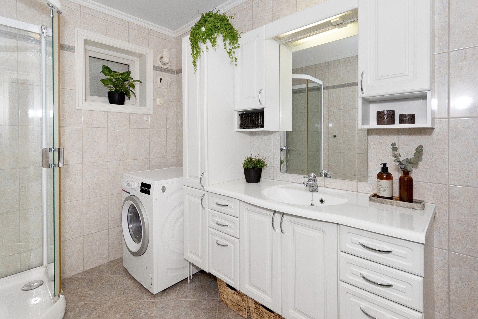 Romslig bad med servant og møbel. Plass til vaskemaskin og tørketrommel. Galleribilde