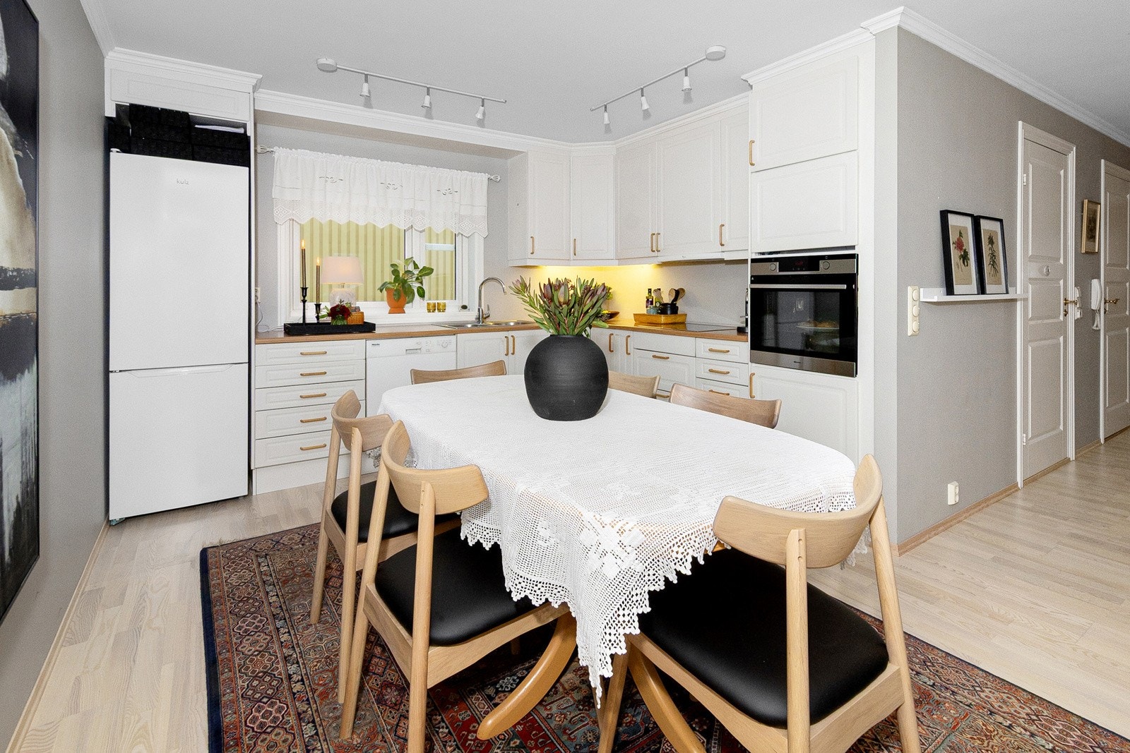 Det er vindu i kjøkkenet mot øst slik at man får inn lys fra 2 sider. Galleribilde