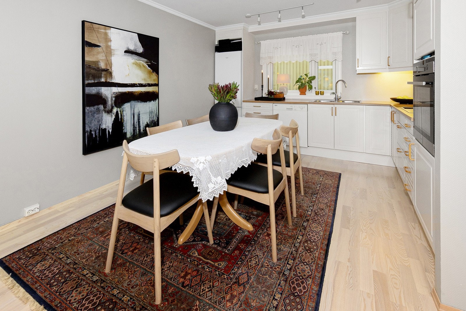 God plass til spisebord og mulighet for å trekke ut når man har gjester. Galleribilde