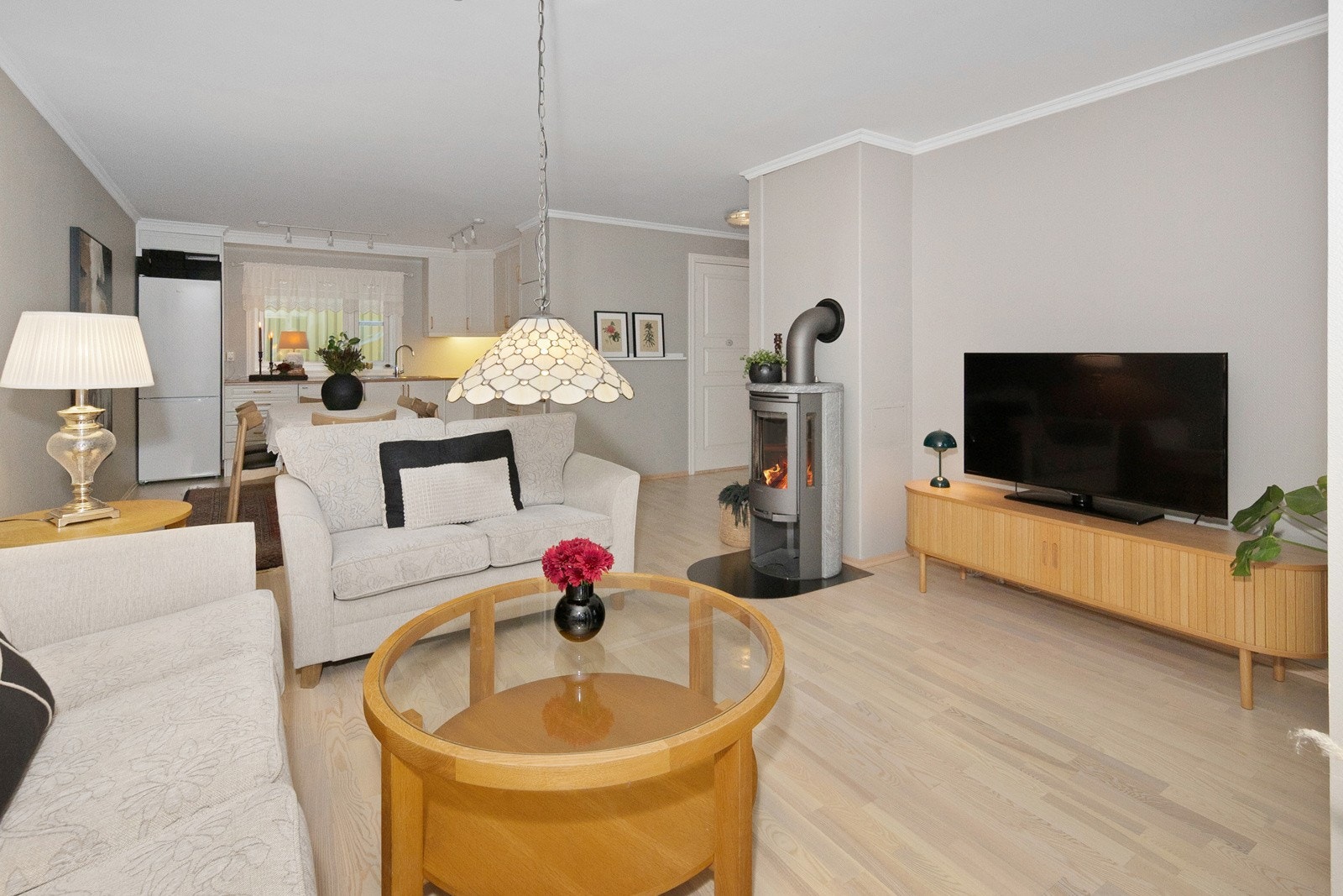 God vedovn i delet mellom stue og spisestue. Plantegningen gir god løsning for litt adskilt stue og spisestue. Galleribilde