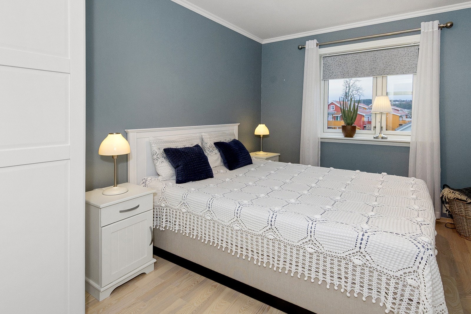 Hovedsoverom med vindu mot sameiets fellesområder. Galleribilde