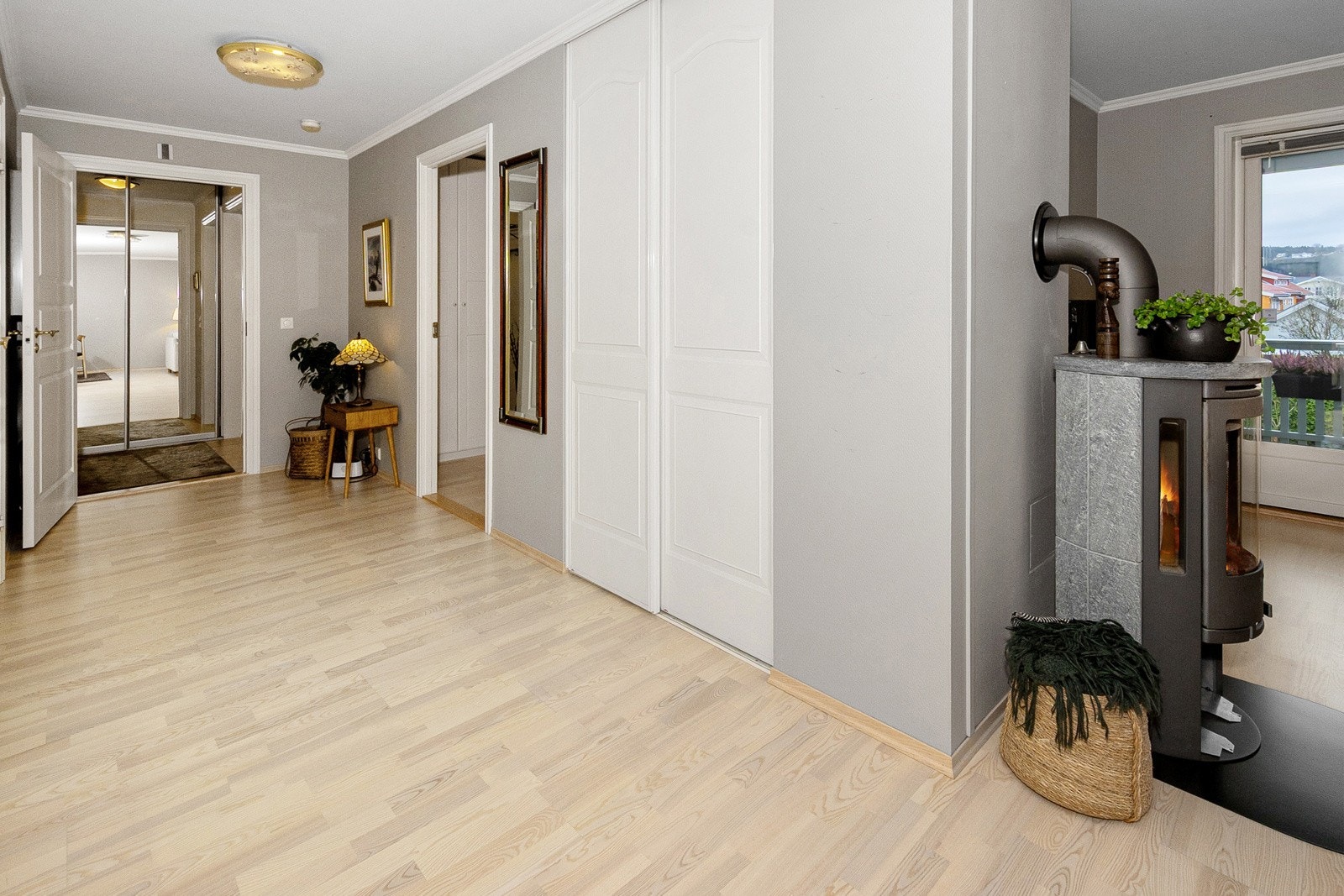 Vindfang i enden med speildørsgarderobe. Det er også garderobe i gangen til høyre. Galleribilde