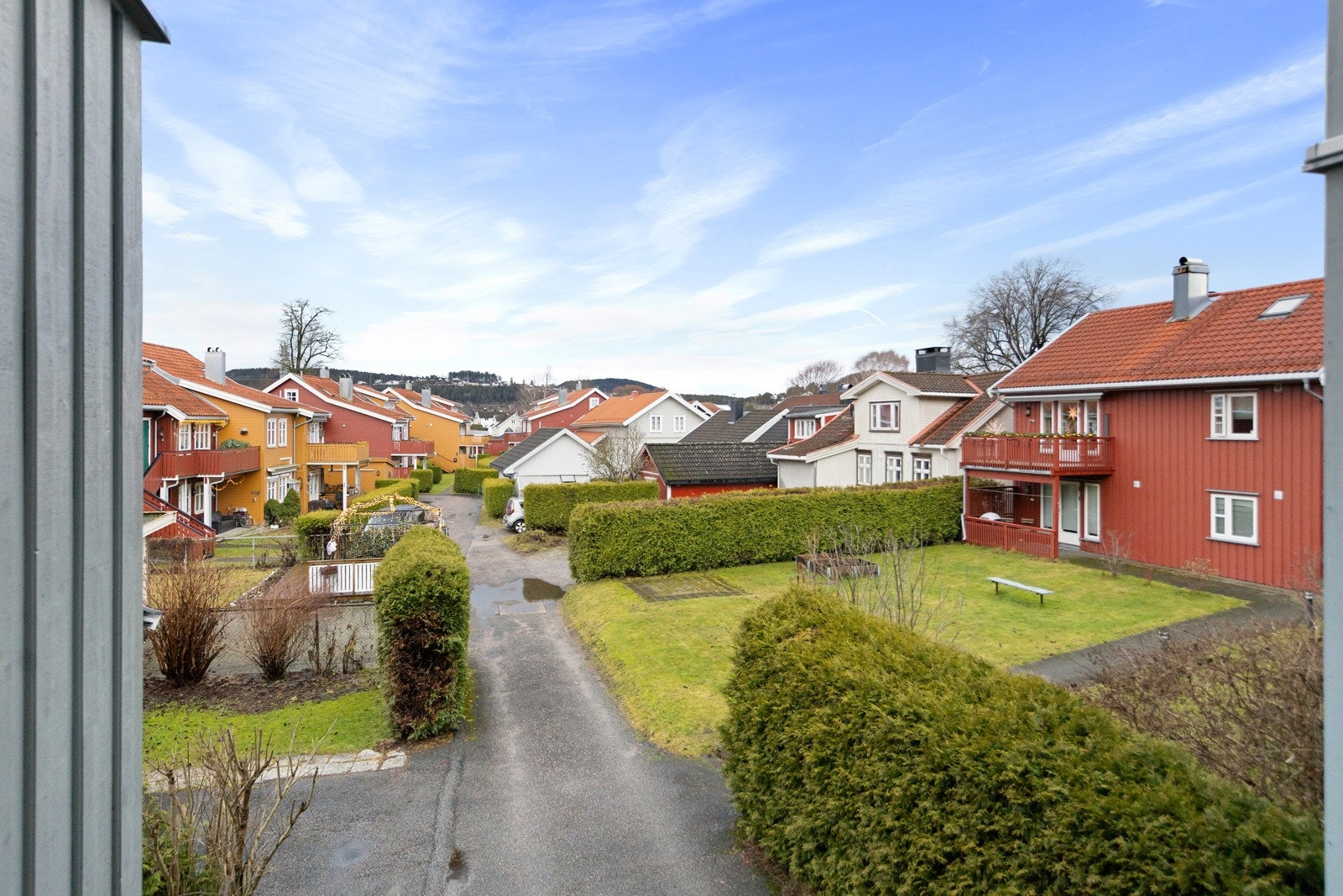 Oppe i 2. etasjen når du kommer ut av trappegangen er det en felles (deles med 1 nabo) terrasse. Galleribilde