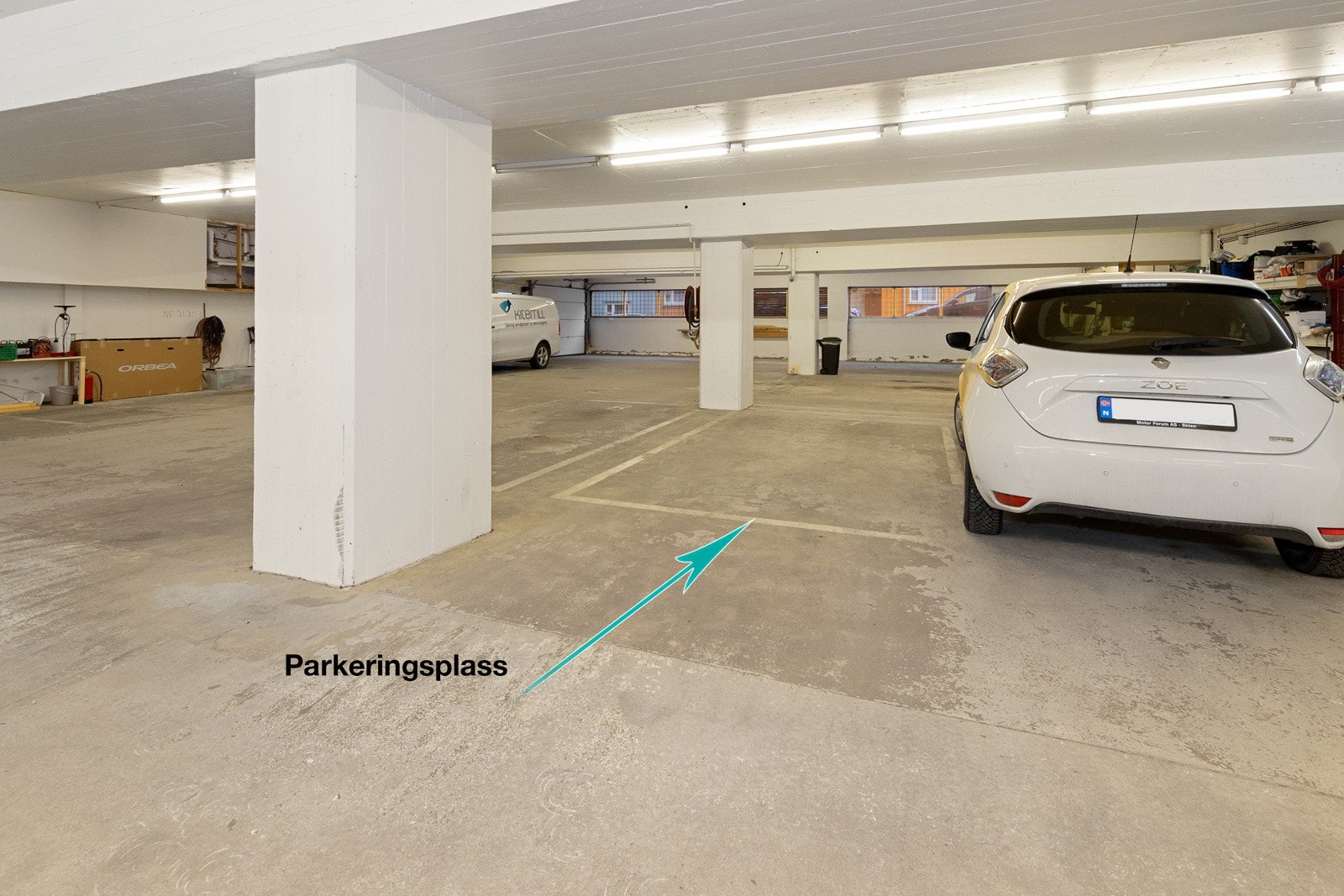 Tvers over gaten fra leiligheten har man garasjeanlegget her er det automatisk portåpner. Garasjen er romslig hvor man også har plass til å ha diverse utstyr stående. Galleribilde