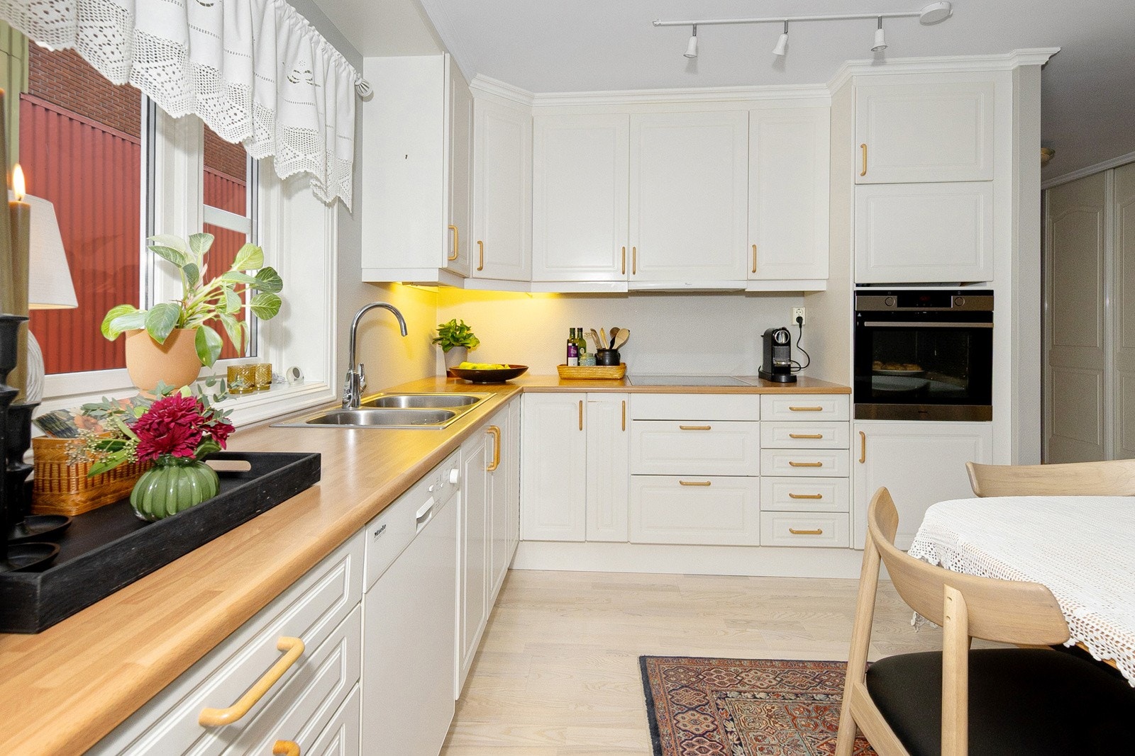 Romslig innredning med overskap og skuffer. Bra med benkeplass. Hvitevarer av god kvalitet (bla Miele) følger med. Stekeovn, oppvaskmaskin, platetopp og kjøleskap. Galleribilde