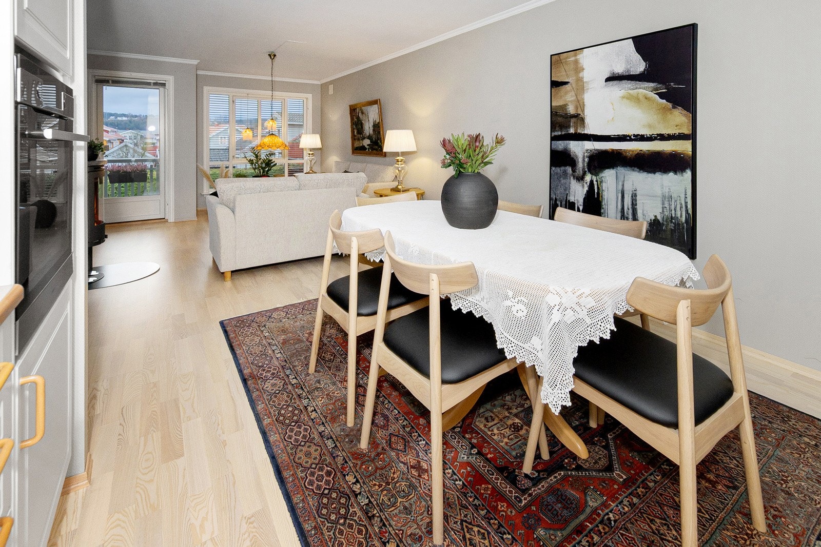 Fra kjøkken er det åpent mot stue. Gjennomlyst og trivlig. Galleribilde