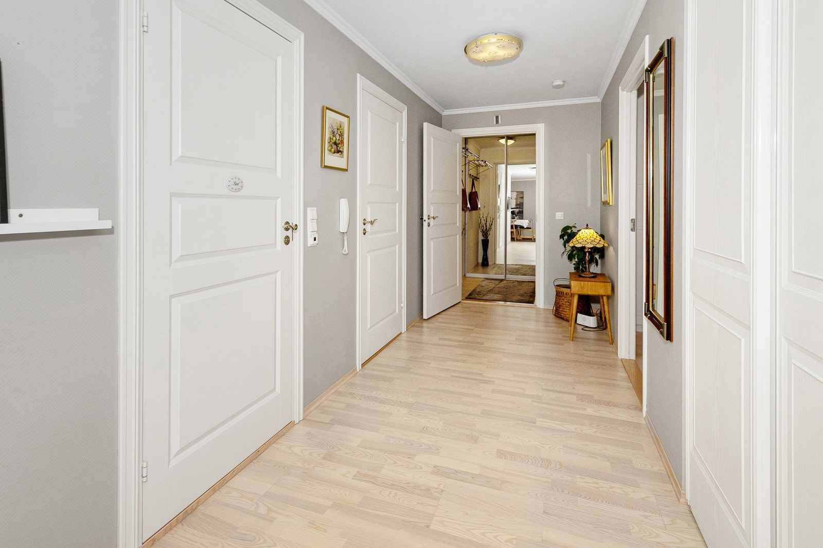 Lys og trivlig gang. Etter at du har kommet inn fra vindfanget i enden som er skilt av med egen dør. Galleribilde