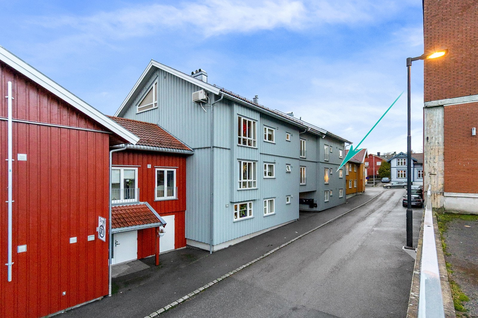 Inngang fra gaten til fellesområdene. Godt med muligheter til gjesteparkering i området. Galleribilde