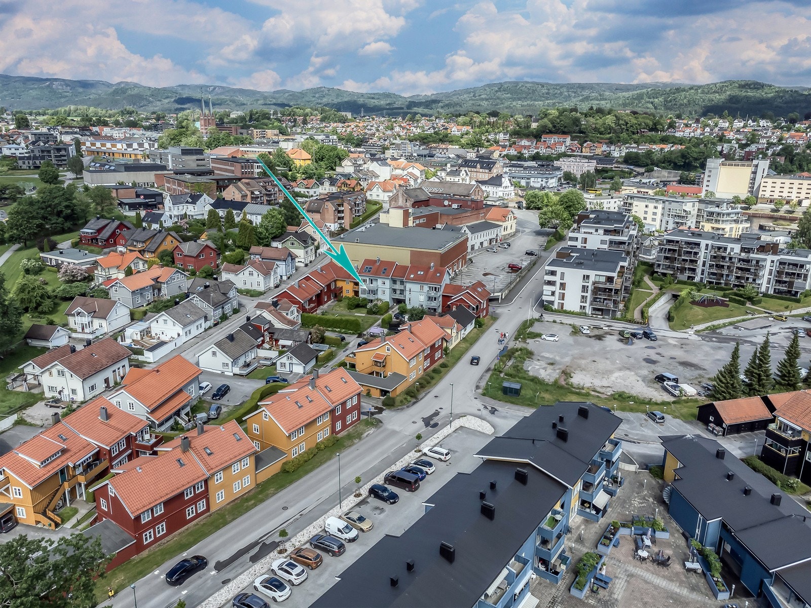 Leiligheten ligger sentrumsnært, men allikevel rolig plassert. Kort veg til alle fasiliteter. Galleribilde