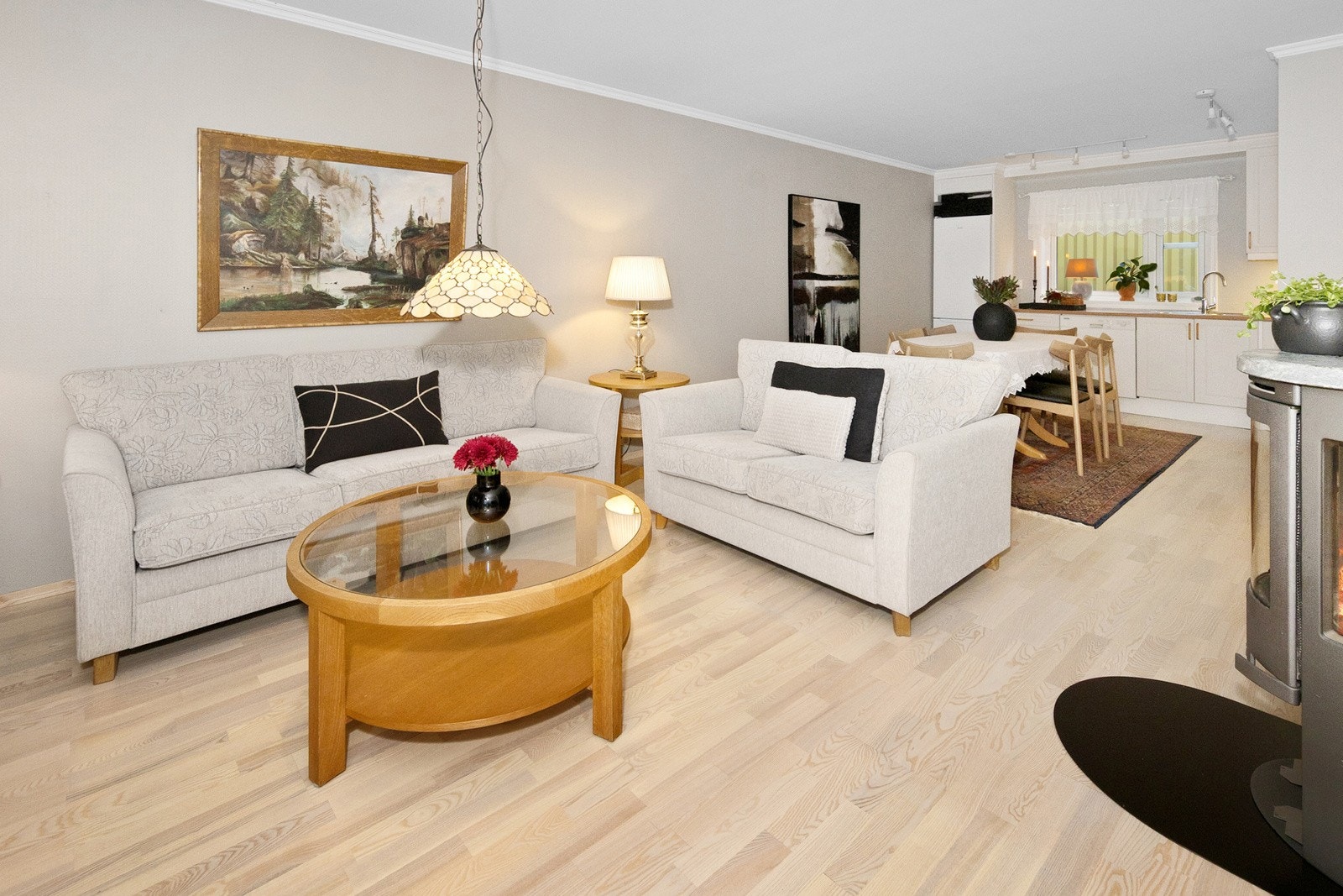 God plass til stuemøbler, samt videre inn mot spisebord og kjøkken. Galleribilde