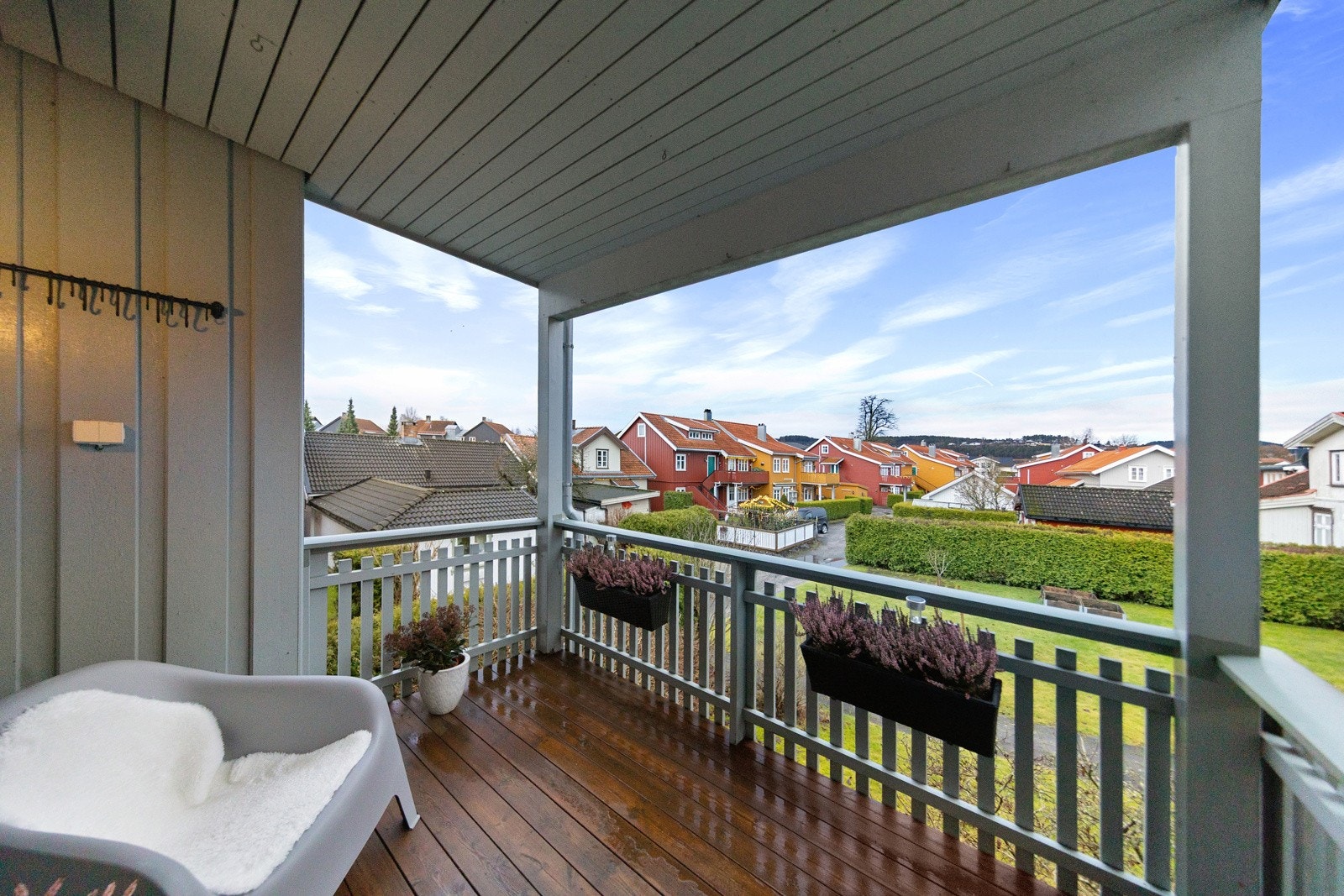 Overbygget terrasse mot vest med plass til møblering. Galleribilde