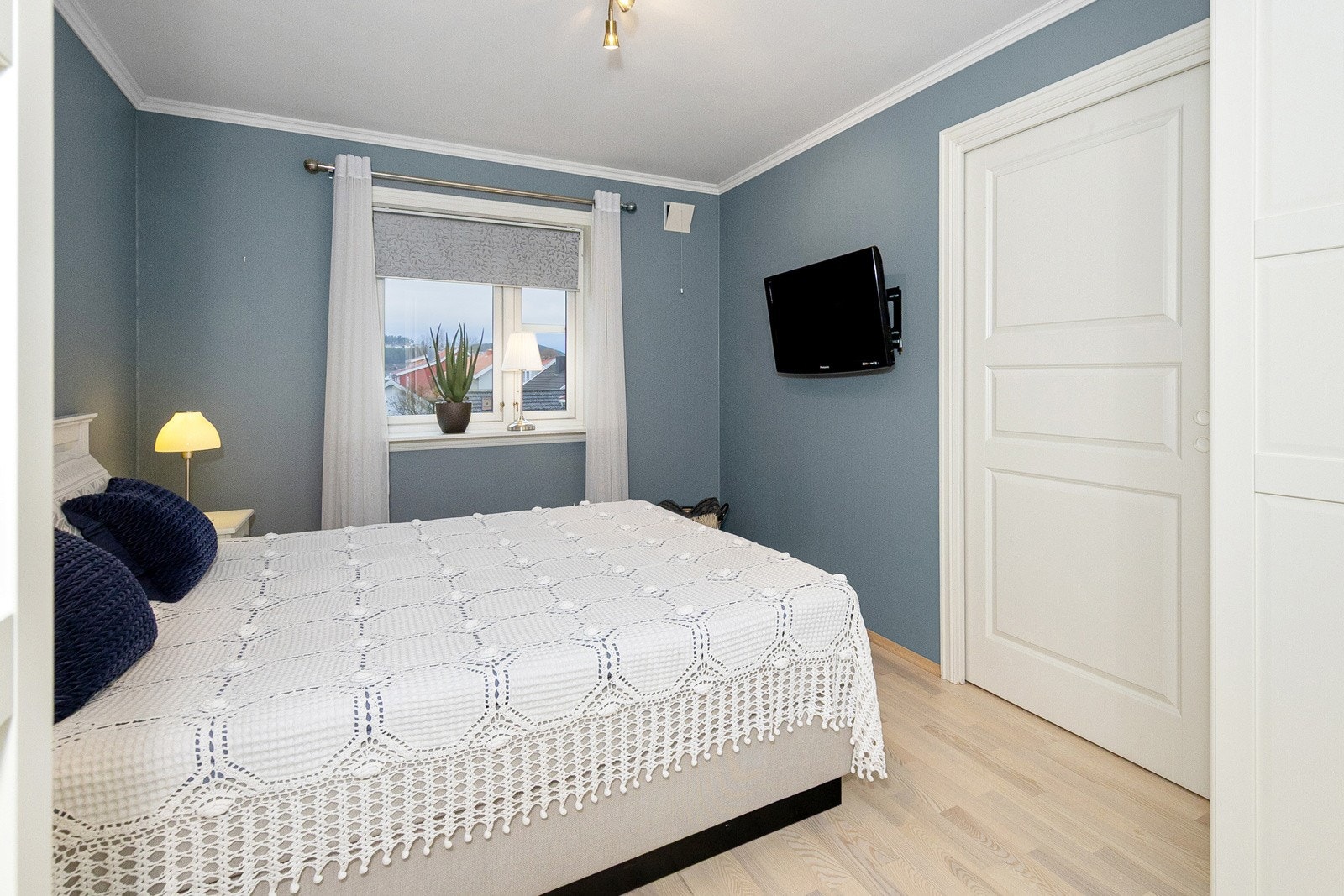 Det er skapplass på soverommet, samt dør inn til bod. Galleribilde