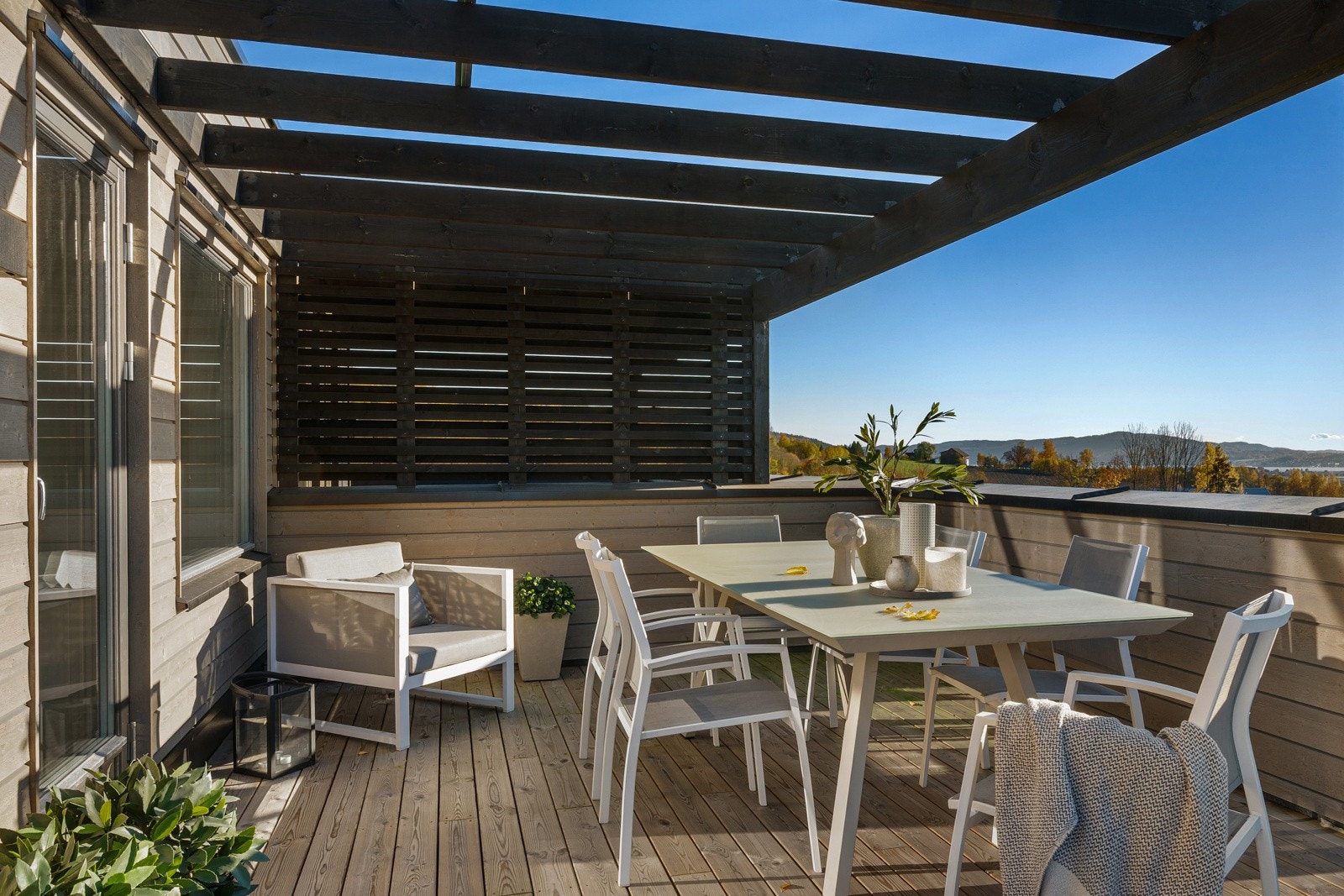 Boligene er over 3 plan med uteareal i hver etasje. Bilde fra annen bolig. Planløsning, beliggenhet og utsikt vil avvike. Galleribilde