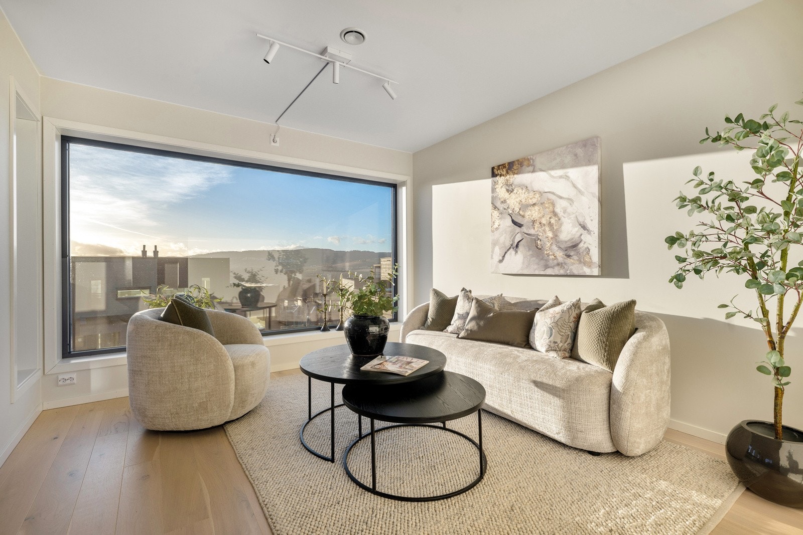 Naturlig inndeling med stuedel i enden av rommet. Galleribilde