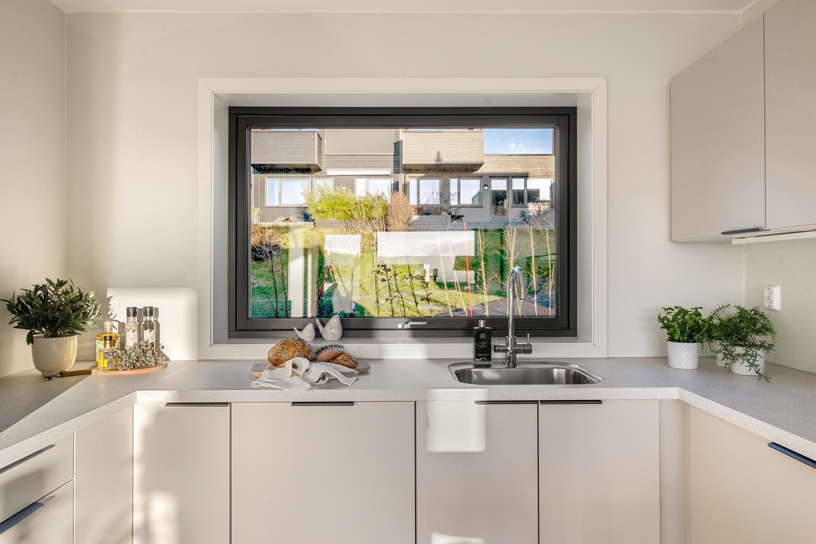 Lekkert kvalitetskjøkken fra Designa i beige farge. Galleribilde