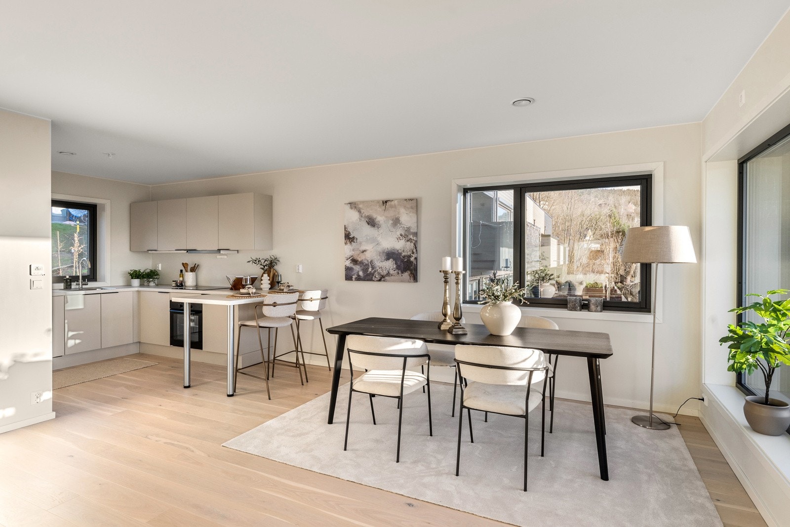 Boligen i denne annonsen ligger på enden som gir ekstra vinduer i gavl. Galleribilde