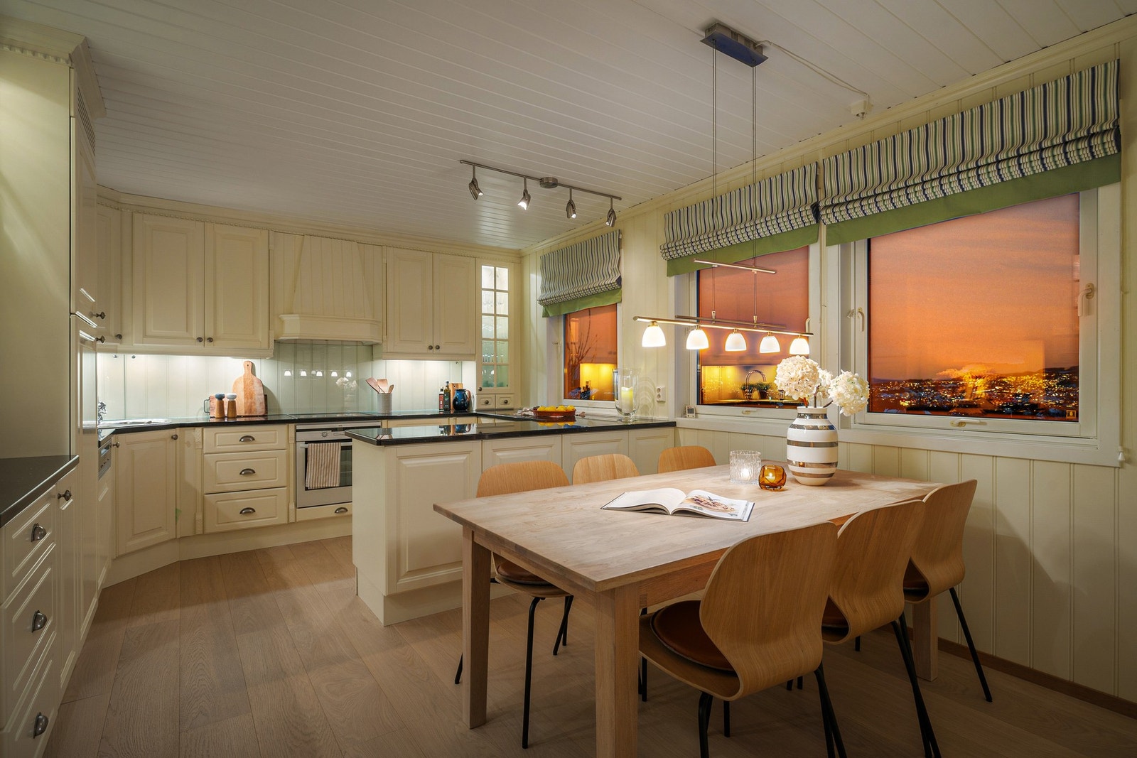 Kjøkkenet er innredet med profilerte fronter og benkeplaten er av stein. Galleribilde