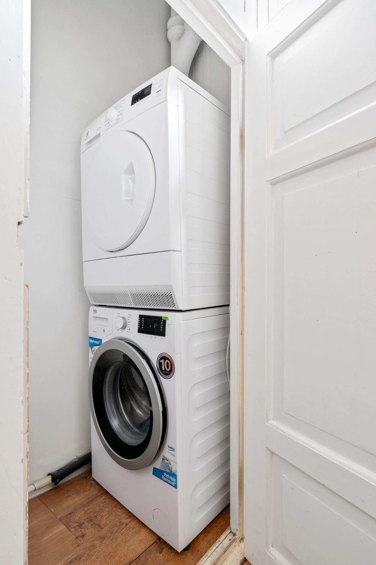 Ved inngangspartiet er det en ekstra bod med opplegg for vaskemaskin og plass til tørketrommel - praktisk og plassbesparende løsning. Galleribilde