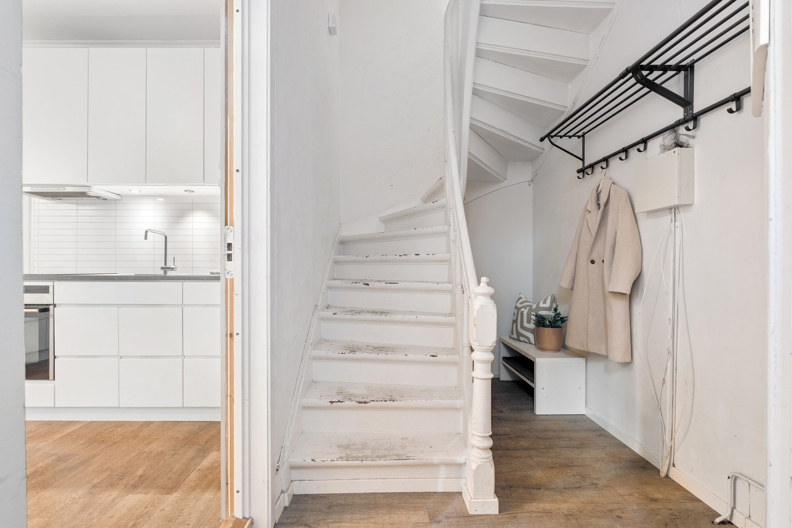 Innbydende inngangsparti med god plass til oppbevaring av sko og yttertøy. Galleribilde