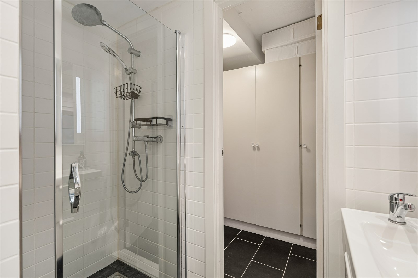 Pent, flislagt bad. Galleribilde