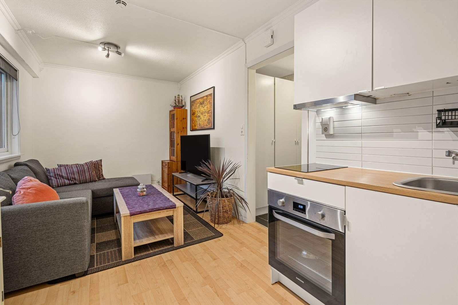 Praktisk innredet kjøkkenkrok, med ny vifte. Galleribilde