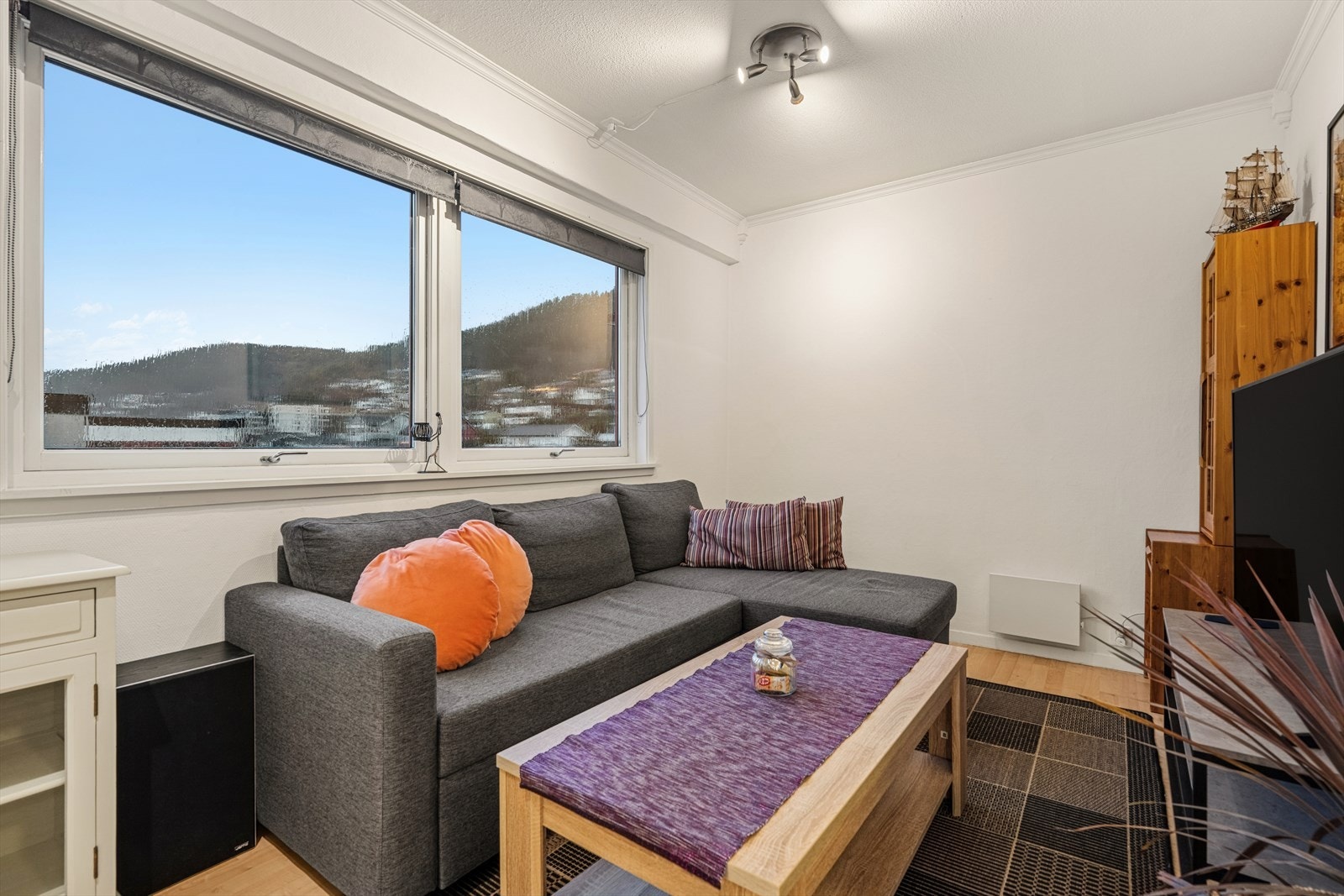 Stuen har store, vestvendte vinduer. Galleribilde