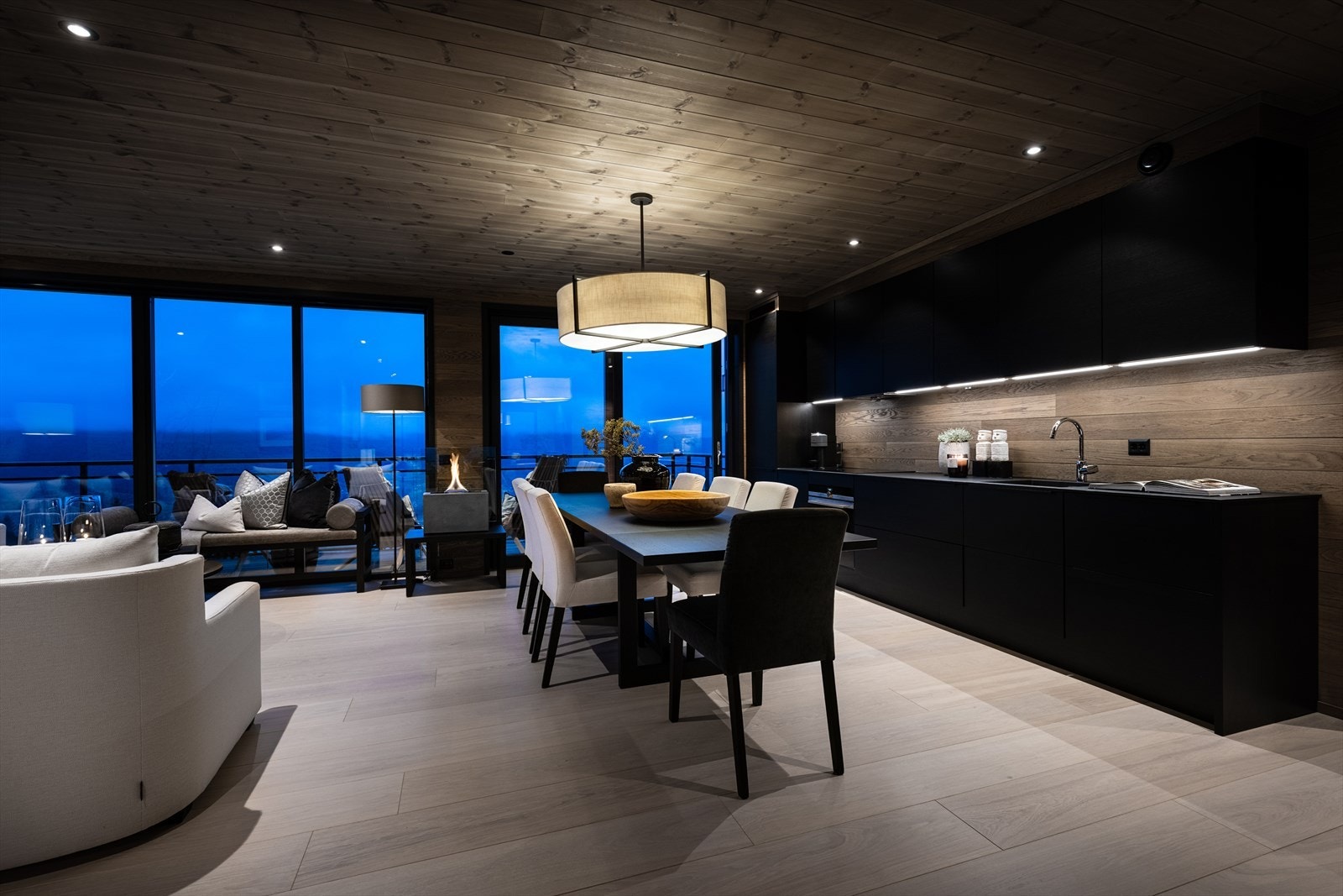 Store vindusflater slipper inn godt med naturlig lys samtidig som det skaper en meget god fjellfølelse og et ønske om bare å tilbringe tid i leiligheten. Galleribilde