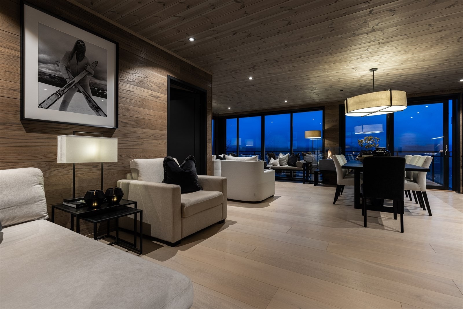 Lyst og elegant oppholdsrom med store vindusflater - perfekt for samvær og avslapning. Galleribilde