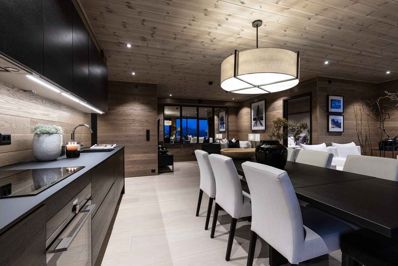 Spiseplassen glir sømløst sammen med det åpne kjøkkenet - lys, elegant og innbydende. Galleribilde