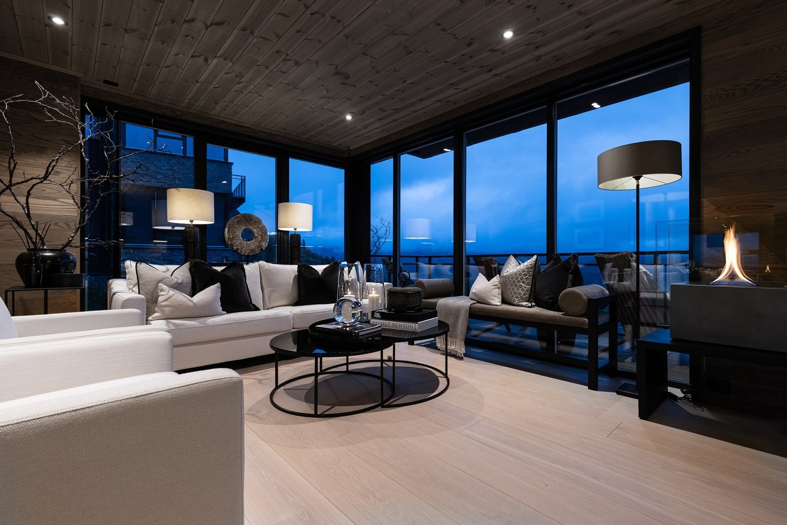 Imponerende allrom med store vindusflater som gir en følelse av og få naturen rett inn i stua. Galleribilde