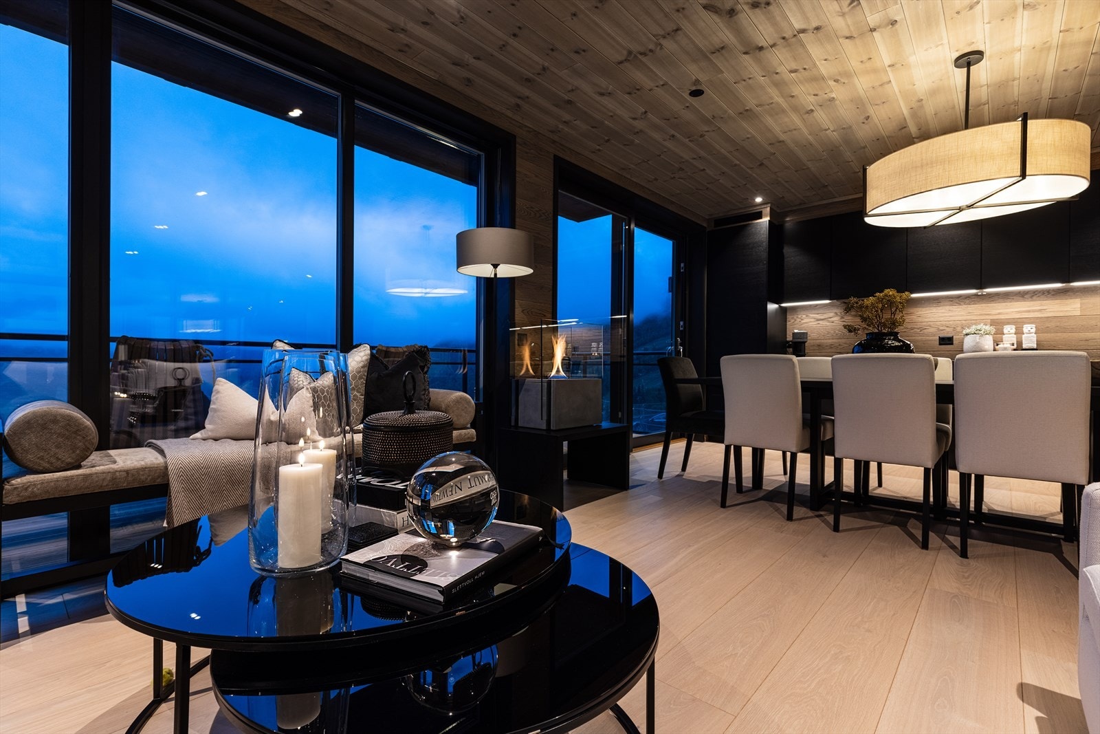 Lyst og åpent stue og kjøkken i ett, med store vinduer som gir utsikt og naturlig lys hele dagen. Galleribilde