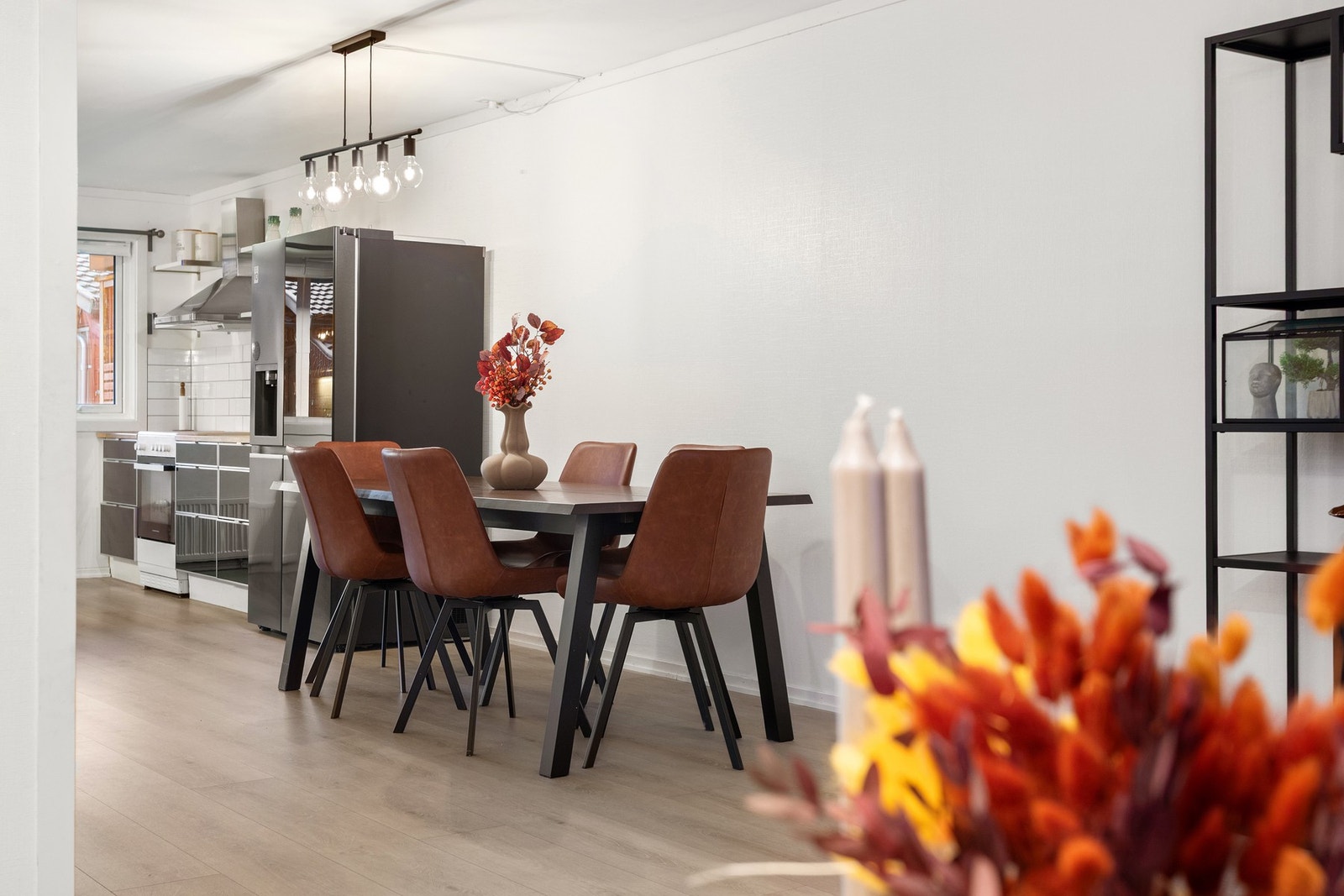 God plass til spiseseksjon i skille mellom stue og kjøkken. Galleribilde