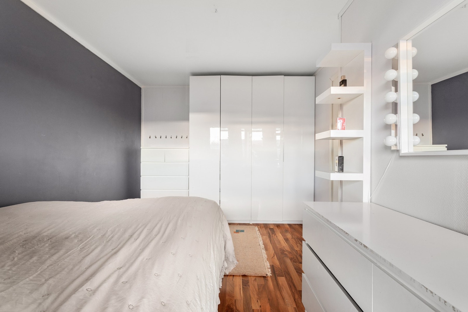 Romslig soverom med god plass til seng og garderobeskap. Galleribilde