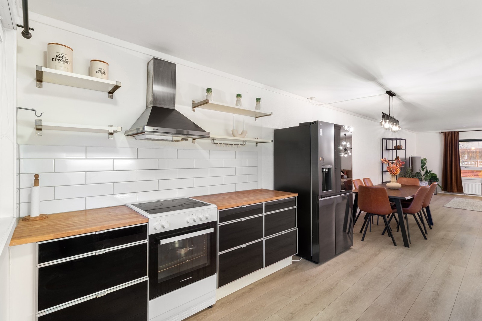 Opplegg for oppvaskmaskin på kjøkkenet. Galleribilde