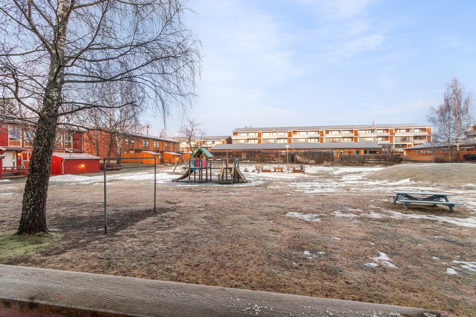 Boligen ligger i et rolig og barnevennlig boligområde på Kattem. Galleribilde