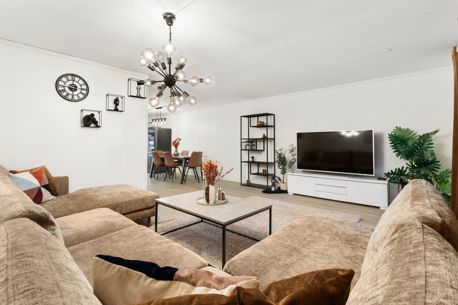 God plass til sofagruppe, tv-seksjon og spiseseksjon i stuen. Galleribilde