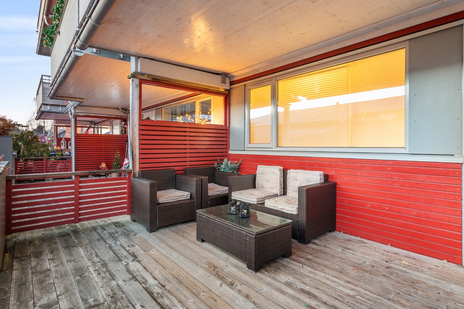 Terrasse ved inngangspartiet. Galleribilde