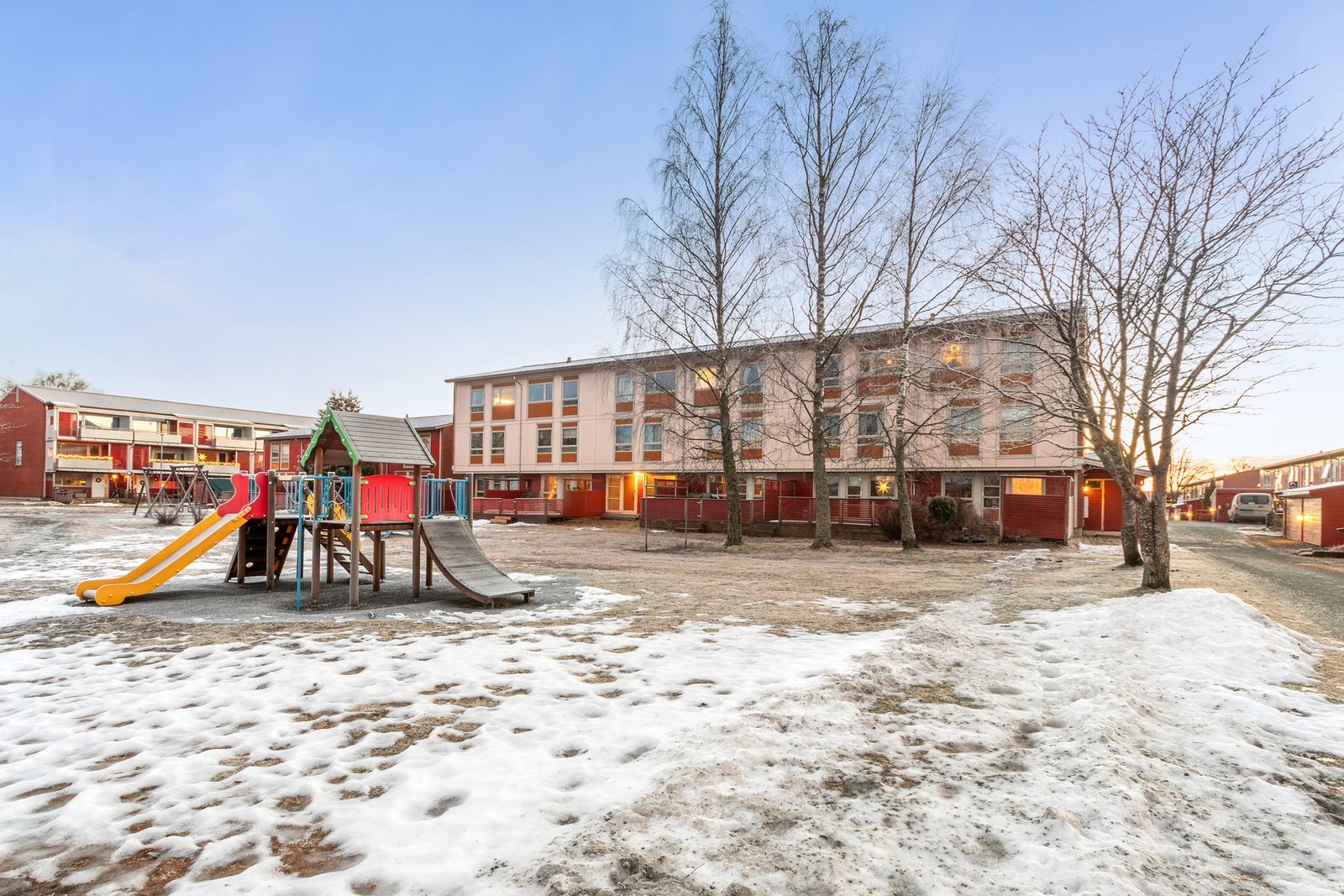 Det er kort avstand til offentlig kommunikasjon og servicefunksjoner som legesenter, barnehage, skole, frisør, dagligvarebutikker og City Syd Galleribilde