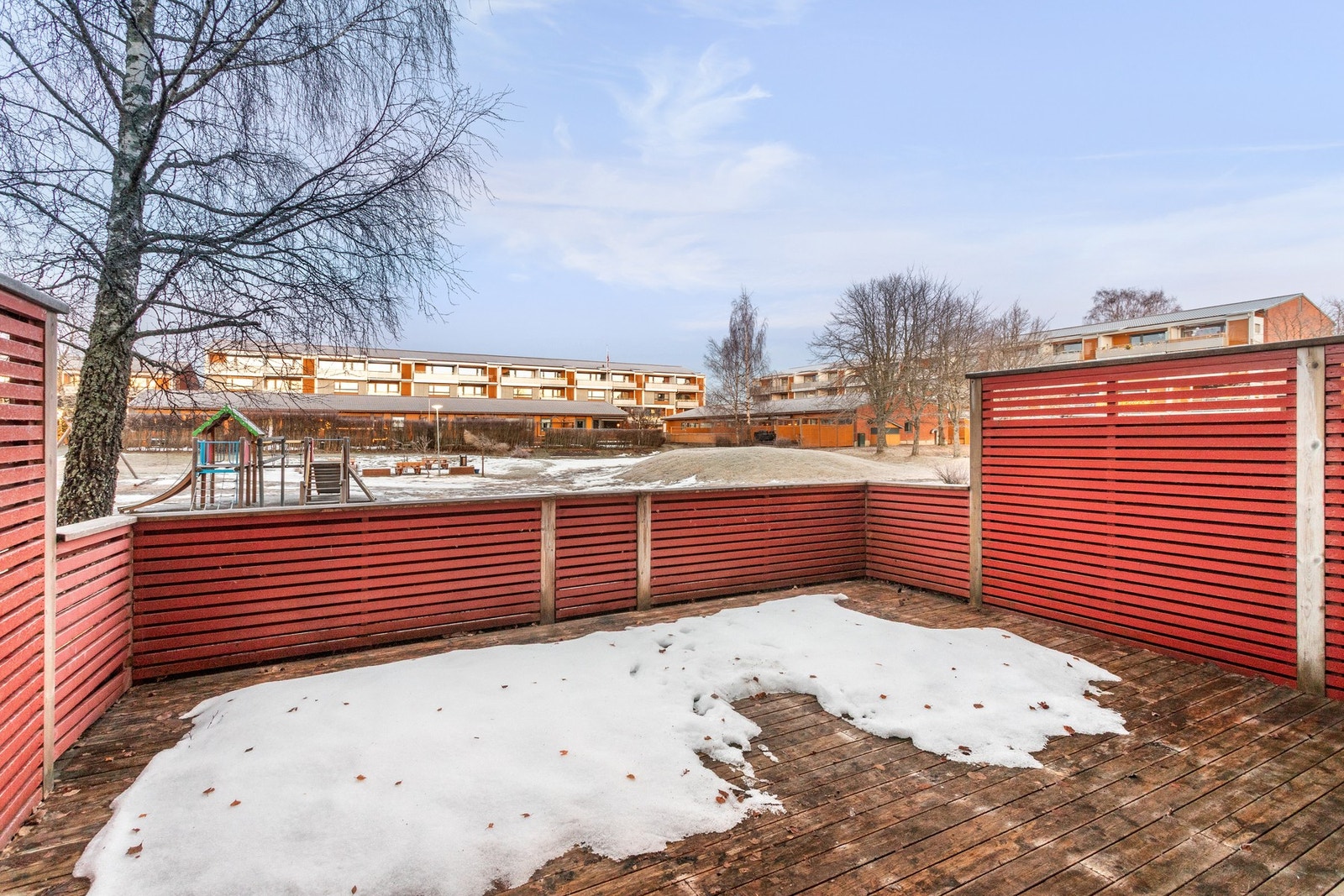 Boligen har totalt 3 uteplasser som medfølger. Galleribilde