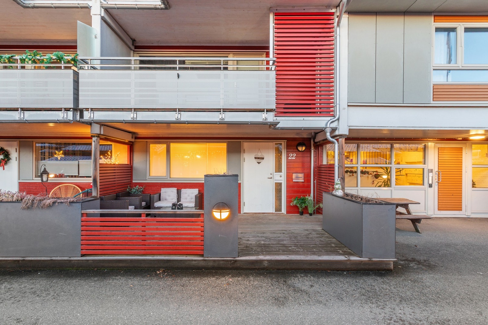 Gangavstand til skoler, barnehage, dagligvarebutikk og bussholdeplass. Galleribilde