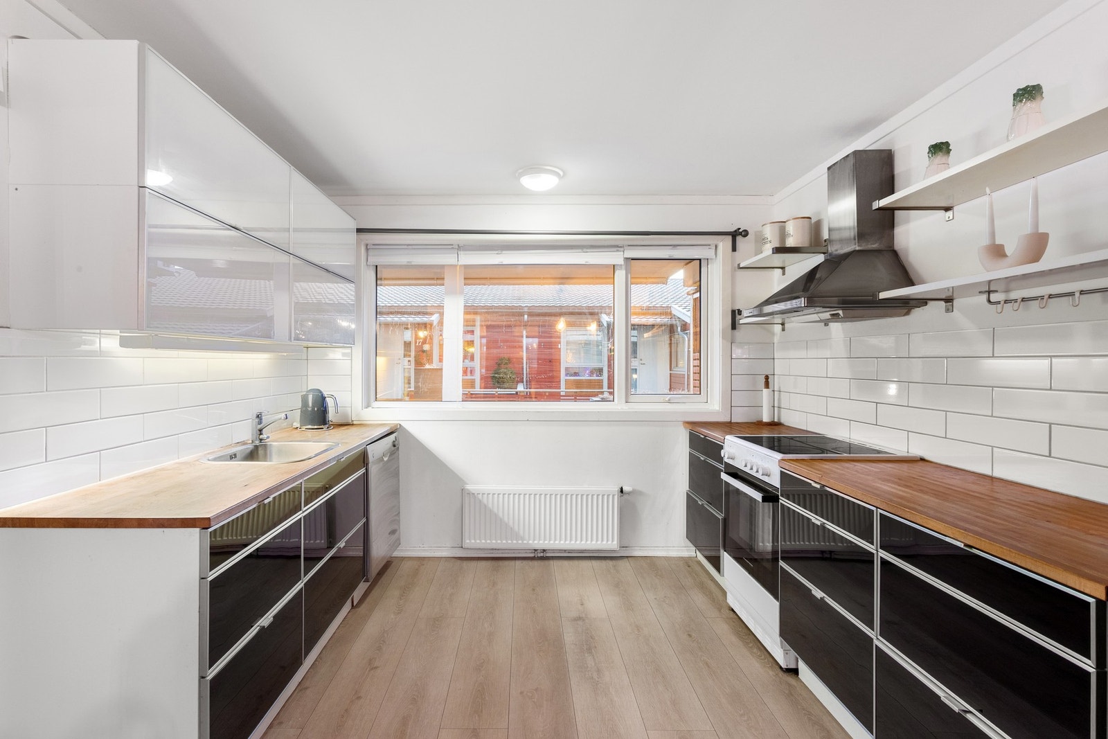 Kjøkkenet har godt med skap- og benkeplass. Galleribilde