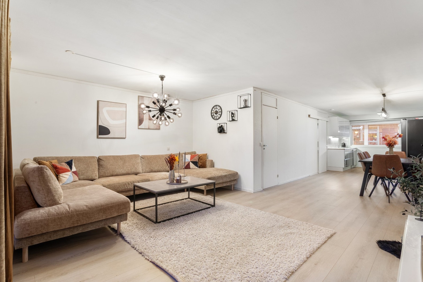 Stue/kjøkken i 1. etasje på hele 44,4m². Gode møbleringsmuligheter Galleribilde