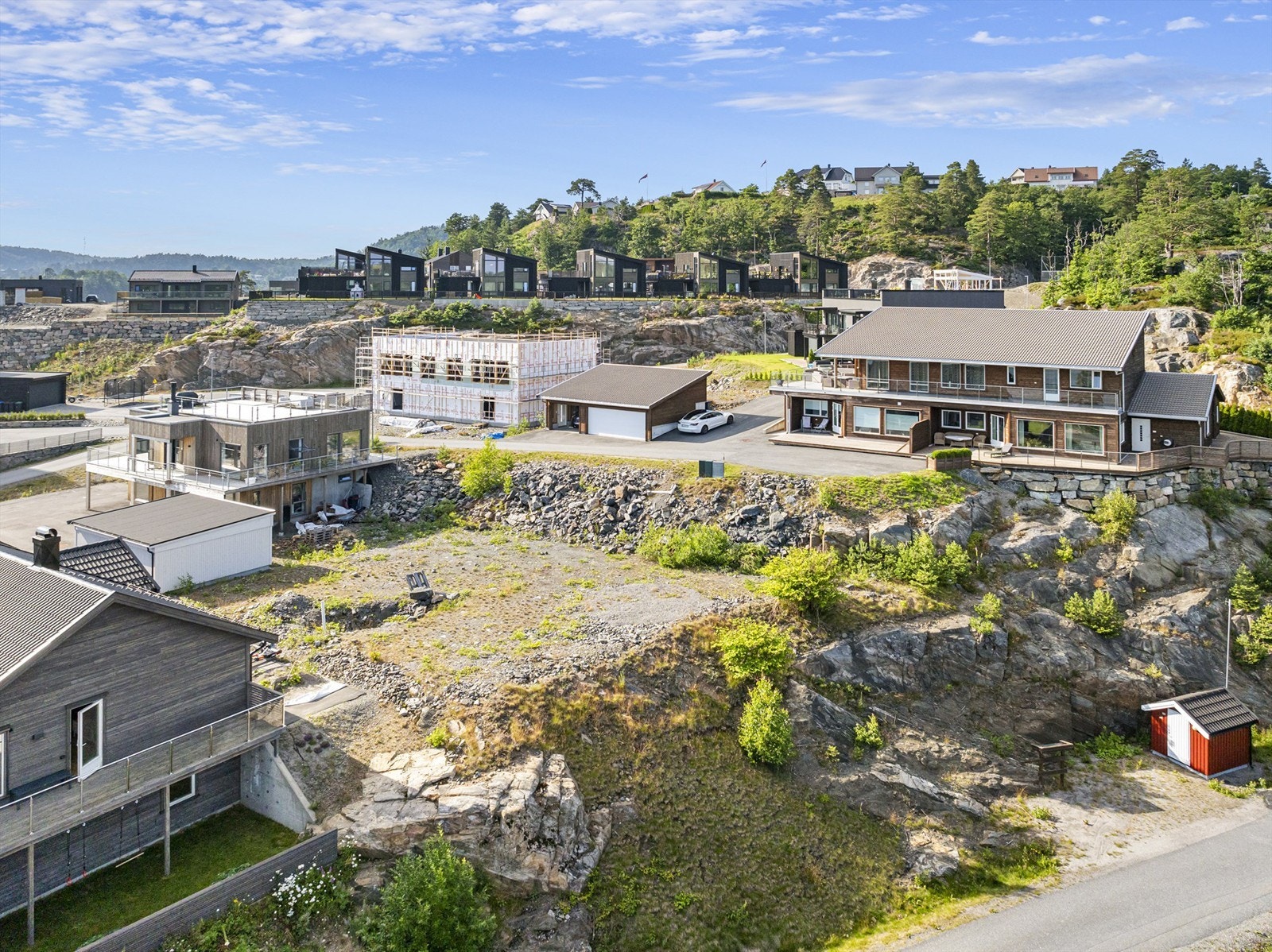 Tomten er i nærheten av det du skulle trenge; barnehage/ skole, sjø og idylliske Tvedestrand sentrum. Galleribilde
